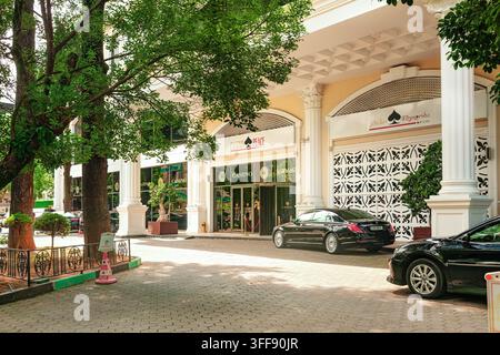 Batumi, Georgien - 4. September 2026: Außenansicht des Eingangs des Casino Peace mit klassischen Säulen, schwarze Autos geparkt in der Nähe des luxuriösen Glücksspielgebäudes Stockfoto