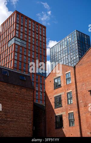 Die Swan Street House und Angel Gardens Wohnblocks mit einem alten Lagerhaus im Vordergrund, Northern Quarter, Manchester, England, UK Stockfoto