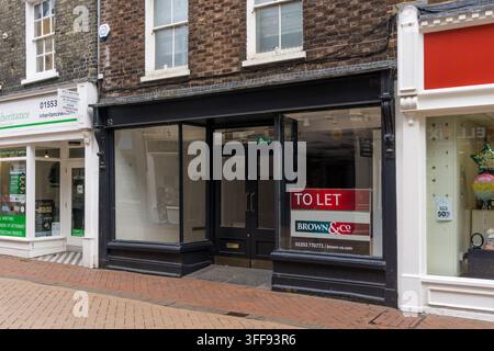 Geschlossenes und leeres traditionelles Geschäft in der Hauptstraße in King's Lynn, Norfolk. Stockfoto