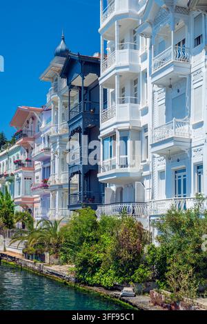 Farbenfrohe ottomanische Holzhäuser in Besiktas, Istanbul, Türkei Stockfoto