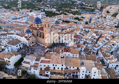 Luftaufnahme der historischen Altstadt von Altea an der Costa Blanca, Alicante, Spanien, die ihre charakteristischen weiß getünchten Häuser und die ikonische Kirche zeigt Stockfoto