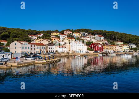 Abfahrt von der Marina Mali Lošinj am frühen Morgen auf der Insel Lošinj an der dalmatinischen Küste Kroatiens Stockfoto