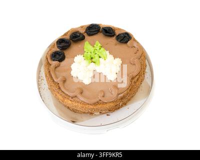 Schokoladenkuchen auf weißem Hintergrund. Stockfoto