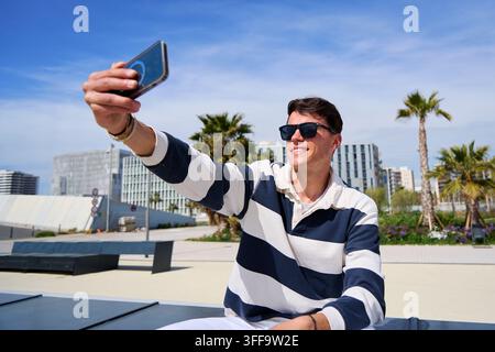 Junger Mann macht ein Selfie im Freien in der Stadt. Stockfoto