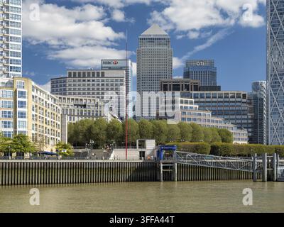 Himmelblick von Canary Wharf und One Canada Square aus gesehen von der Themse aus Docklands, London, UK. Stockfoto