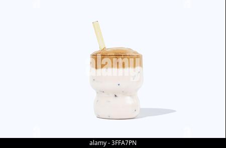Koreanisches geschlagenes Getränk Dalgona-Kaffee auf weißem isoliertem Hintergrund mit Schatten. Getränk mit Instantkaffee, Zucker, Milch und Eis. Trendiger süßer Nachtisch Stockfoto