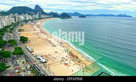 Panoramischer Blick auf den Strand von Copacabana und die Küste von Rio de Janeiro. Panoramablick auf den Strand von Copacabana in Rio de Janeiro mit sandiger Küstenlinie, türkisfarben Stockfoto