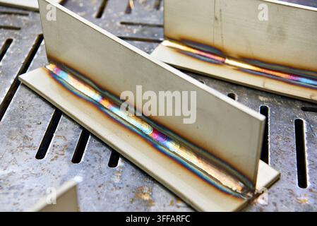 Naht an Metall durch Gas-Elektrolichtbogen-Schweißen Stockfoto