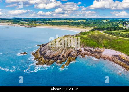 Pointe aux Chèvres auf der Île d’Oléron, Charente-Maritime, Frankreich, raue Atlantikküste mit Klippen, Leuchtturmaussichten und weitem Meerespanorama Stockfoto