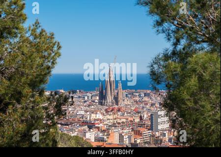 Ansicht der berühmten Kirche und der Stadt Barcelona mit dem Meer am Horizont vom Park in den Bergen Stockfoto