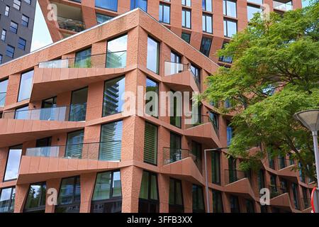 Rotterdam, Niederlande - 07.19.2026 Ein Abschnitt des CasaNova-Wohnturms in Rotterdam mit charakteristischen dreieckigen Balkonen und TerrassenR Stockfoto