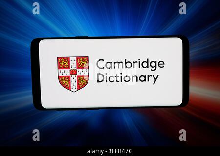 Stuttgart, Deutschland - 09-03-2026: In dieser Fotoillustration wird das Logo der Referenzquelle Cambridge Dictionary auf einem Smartphone angezeigt Stockfoto