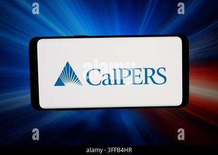 Stuttgart, Deutschland - 09-03-2026: In dieser Fotoillustration wird das Logo des kalifornischen Rentensystems CalPERS auf einem Smartphone angezeigt Stockfoto