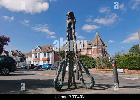 Eine grüne Bronzeskulptur namens „Verne“, die einen Taucherhelm auf einem Oktopus darstellt, befindet sich auf der Sea Road in Boscombe, Bournemouth, UK Stockfoto