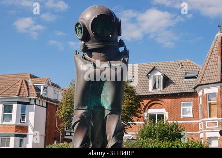 Eine grüne Bronzeskulptur namens „Verne“, die einen Taucherhelm auf einem Oktopus darstellt, befindet sich auf der Sea Road in Boscombe, Bournemouth, UK Stockfoto