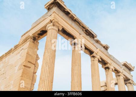 Niedrigwinklige Ansicht von Marmorsäulen und Gebälk des antiken Parthenon-Tempels auf der Akropolis in Athen, Griechenland. Klassische dorische Architektur repräsentiert Stockfoto