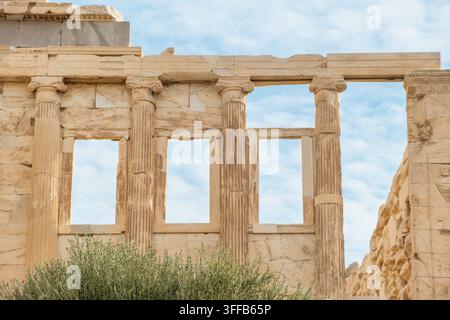 Antikes Erechtheion auf der Akropolis von Athen, Griechenland mit ionischen Säulen und Marmorwänden. Klassischer Tempel repräsentiert die antike griechische Religion Stockfoto
