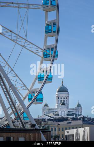 SkyWheel Helsinki Beobachtungsrad mit der Helsinki-Kathedrale im Hintergrund im Zentrum von Helsinki, Finnland Stockfoto