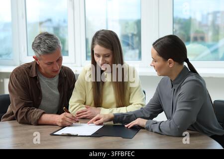 Notar arbeitet mit Klienten am Tisch im Büro Stockfoto