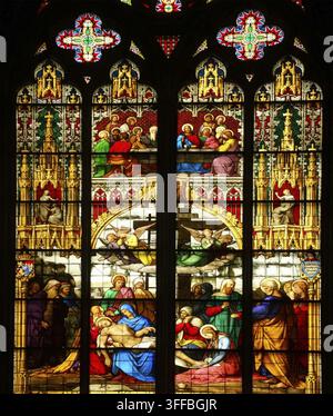 KÖLN, DEUTSCHLAND - 17. Dezember 2018 - Buntglasfenster und gotische Säulen des Kölner Doms Stockfoto