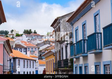 Traditionelle azorische Häuser, weiß getüncht mit farbenfrohem Zierwerk und roten Ziegeldächern in Angra do Heroismo, Portugal, Terceira-Insel, Azoren, Portugal. Stockfoto