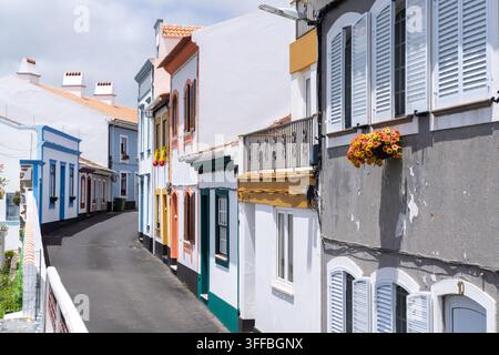 Traditionelle azorische Häuser, weiß getüncht mit farbenfrohem Zierwerk und roten Ziegeldächern in Angra do Heroismo, Portugal, Terceira-Insel, Azoren, Portugal. Stockfoto