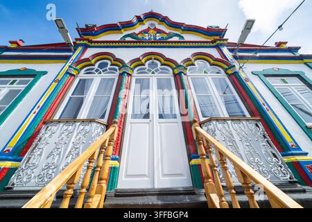 Farbenfrohe Fassade des Império do Divino Espírito Santo do Porto Judeu de Baixo, einer traditionellen Kapelle des Heiligen Geistes, erbaut 1916 in Porto Judeu, Terceira-Insel, Azoren, Portugal. Auf Terceira sind Impérios kleine, charakteristische Gebäude, die mit dem jahrhundertealten Kult des Heiligen Geistes verbunden sind. Stockfoto