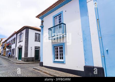 Traditionelle azorische Häuser, weiß getüncht mit farbenfrohem Zierwerk und roten Ziegeldächern in Angra do Heroismo, Portugal, Terceira-Insel, Azoren, Portugal. Stockfoto