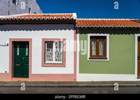 Traditionelle azorische Häuser, weiß getüncht mit farbenfrohem Zierwerk und roten Ziegeldächern in Angra do Heroismo, Portugal, Terceira-Insel, Azoren, Portugal. Stockfoto
