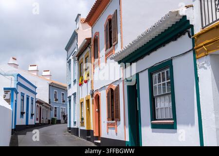 Traditionelle azorische Häuser, weiß getüncht mit farbenfrohem Zierwerk und roten Ziegeldächern in Angra do Heroismo, Portugal, Terceira-Insel, Azoren, Portugal. Stockfoto