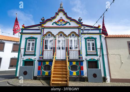 Farbenfrohe Fassade des Império do Divino Espírito Santo do Porto Judeu de Baixo, einer traditionellen Kapelle des Heiligen Geistes, erbaut 1916 in Porto Judeu, Terceira-Insel, Azoren, Portugal. Auf Terceira sind Impérios kleine, charakteristische Gebäude, die mit dem jahrhundertealten Kult des Heiligen Geistes verbunden sind. Stockfoto