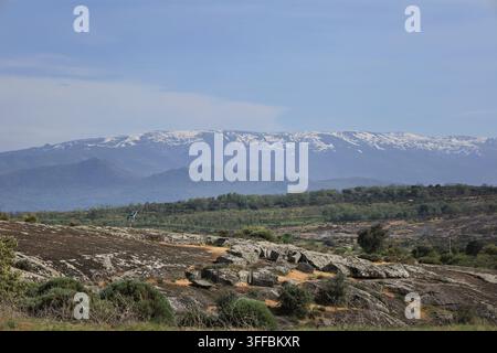 Grüne Landschaft und schneebedeckter Gipfel des Sierra de Francia Gebirges in der Provinz Salamanca, Kastilien und León, Spanien Stockfoto