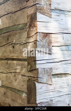 Altes Blockhaus mit schmalzverfugten Ecken im Burnaby Village Museum in British Columbia Stockfoto