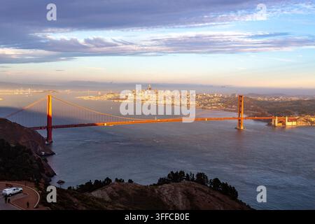 Ein malerischer Blick auf die Golden Gate Bridge in San Francisco, Kalifornien, mit der Stadt Skyline im Hintergrund, aufgenommen während eines Sonnenuntergangs oder Sonnenaufgangs, sh Stockfoto