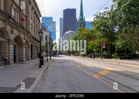 Straßensicht der King Street East mit Blick nach Westen nahe der Church Street, wobei die Kathedralkirche St. James im Hintergrund in Toronto zu sehen ist Stockfoto