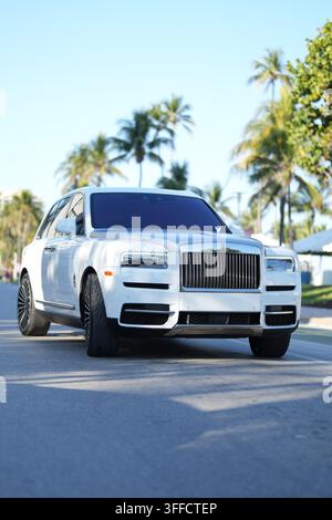 April 2025. Miami. Rollt Royce Luxusauto. Phantom Rolls Royce auf der Straße. Exklusives Luxusauto. Premium Super Car Drive. Klassische Rollen Stockfoto