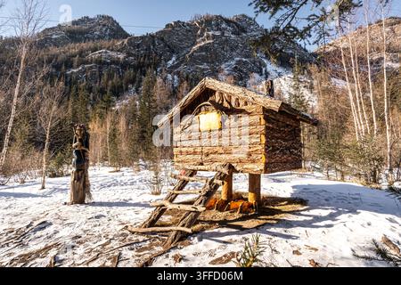 Holzhausfee Großmutter Yaga. Häuschen auf Hühnerbeinen Haus von Baba Yaga eine Figur aus einem traditionellen russischen Volksmärchen Stockfoto