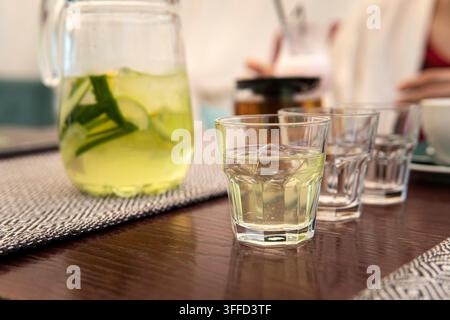 Eiskalte Limonade. In einem Sommercafe stehen 3 Gläser erfrischender Limonade auf einem Holztisch. Hausgemachte Limonade Stockfoto