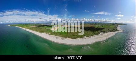 Weites Luftpanorama von Orrestranda bei Jærstrendene in Rogaland, Norwegen, das den langen Sandstrand an der Nordsee, Küstendünen und landwirtschaftliche Felder zeigt Stockfoto