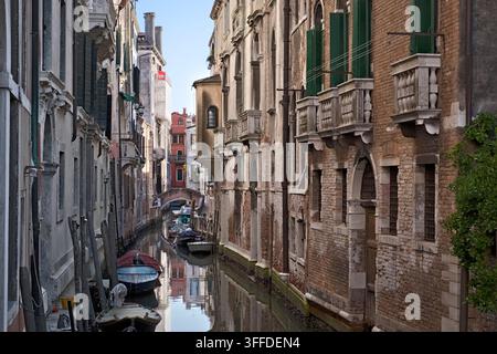 Gebäude mit Blick auf den Rio di San Cassian, mit der Ponte delle Tette und dem Albrizzi-Palast in der Ferne. Venedig, Italien. Stockfoto