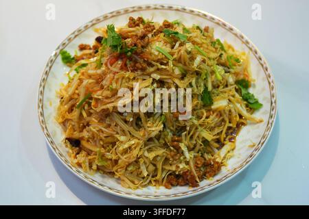Gebratene Reisnudeln mit Hackfleisch und Koriander, chinesisches herzhaftes Gericht Stockfoto