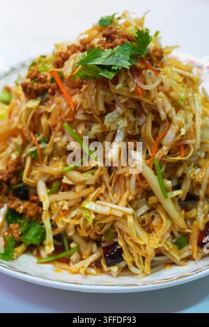 Gebratene Reisnudeln mit Hackfleisch und Koriander, chinesisches herzhaftes Gericht Stockfoto