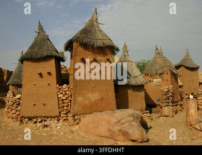 Traditionelle Lehmhäuser der Dogon mit kegelförmigen Strohdächern in einem ländlichen Dorf nahe Segou, Mali, Westafrika. Stockfoto
