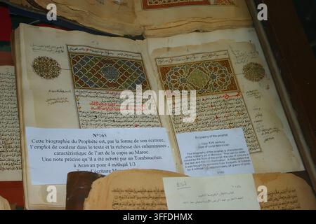 Beleuchtete arabische Handschrift einer Prophetenbiografie, ausgestellt in Timbuktu, Mali, zeigt marokkanische Schrift, Ornamentik und historische Buchkultur. Stockfoto