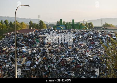 Ein riesiger Haufen elektronischer Abfälle und gebrauchter Geräte, die an einer speziellen Anlage auf Recycling und Entsorgung warten, was die Umweltverschmutzung und Su betont Stockfoto