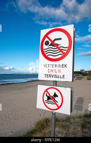 Schilder „Nicht schwimmen“ und „Keine Hunde“ am Strand, Pirita-Strand, Tallinn, Estland Stockfoto