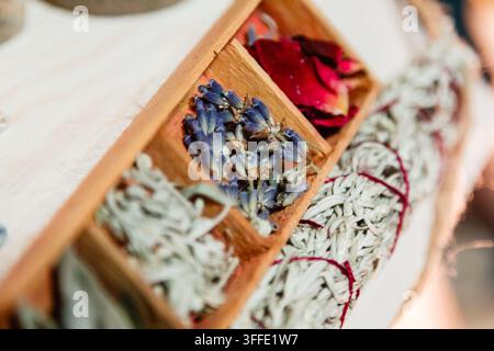 Satz getrockneter Kräuter Delphinium, Salbei, Wermut, Lavendel, Rose. Wermutstab Nahaufnahme Stockfoto
