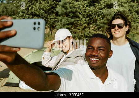 Verschiedene multikulturelle Freunde, die im Freien ein Selfie auf dem Smartphone machen Stockfoto