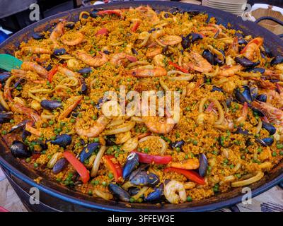 Spanische Meeresfrüchte-Paella im Angebot an einem Foodstand auf dem Broadway Market in Hackney, London, UK Stockfoto
