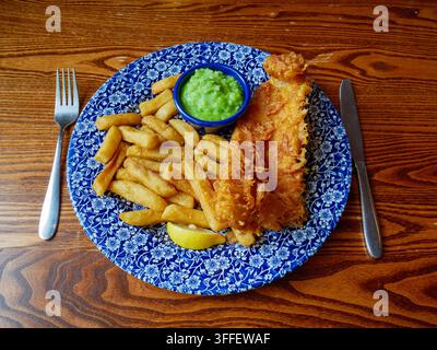Teller mit britischem paniertem Fisch und Pommes, serviert in einem JD Wetherspoon-Pub, England, UK Stockfoto